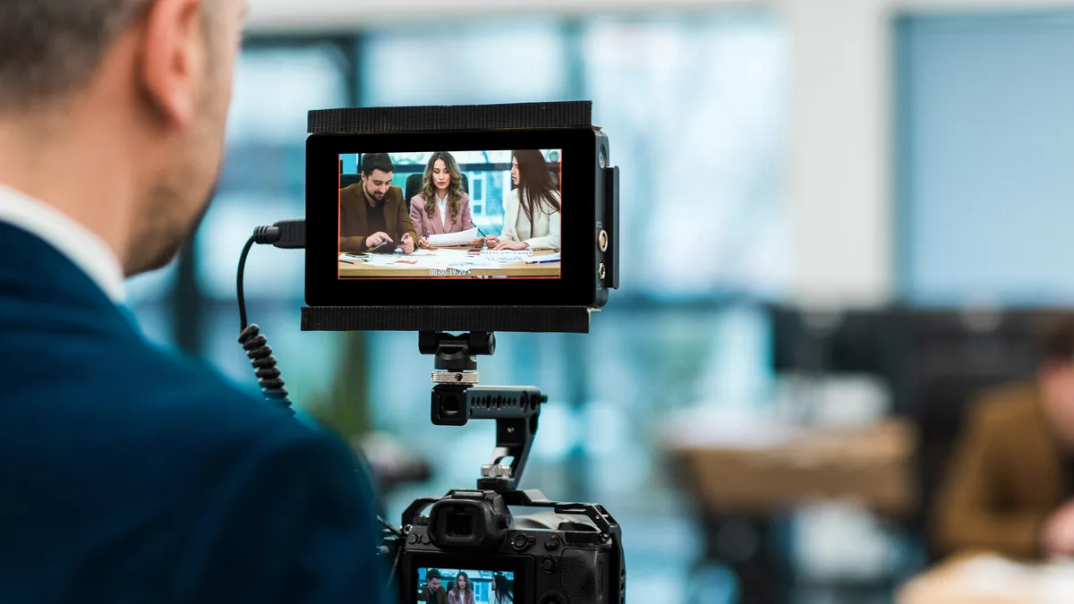 Equipe gravando vídeo institucional para empresas dentro do ambiente real de produção