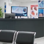 Recepção de clínica vazia representando marketing digital para clínicas e captação de pacientes