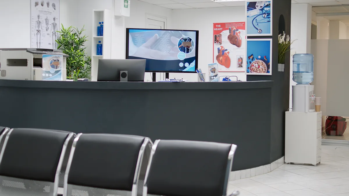 Recepção de clínica vazia representando marketing digital para clínicas e captação de pacientes