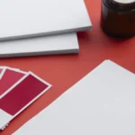 Mesa de reunião com manuais de marca e inventário de peças em branco durante um projeto de rebranding