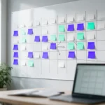 Quadro de planejamento com grade de 13 semanas e notas adesivas coloridas usado para montar um calendário editorial